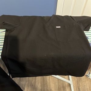 FIGS women’s scrub top black